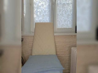 anesteishen blonde cam girl with shaved pussy doesn't spare her booty