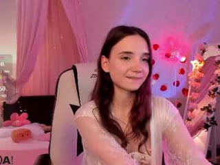 elvienne cute teen cam babe loves XXX cam action with her perfect ass