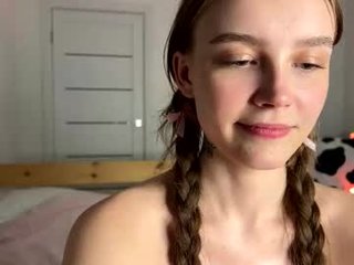 lolaatate cute cam girl wants spanked hard online