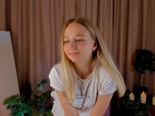 noctisveil cam babe with small tits offer their holes for hot live sex