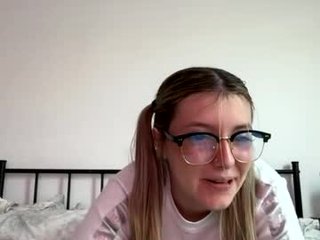 leeannerose depraved blonde cam girl presents her pussy drilled