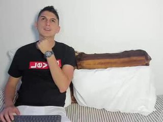 ashton_27 cam couple presents foot fetish online