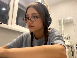 jamestica cam babe with small tits offer their holes for hot live sex