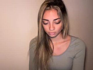 stasiakopiasz cam babe with small tits offer their holes for hot live sex