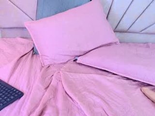 ariana_florez cam babe with small tits offer their holes for hot live sex