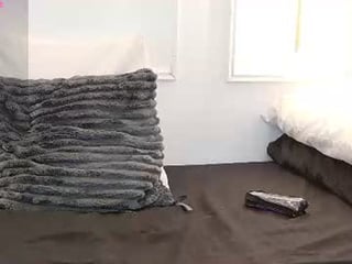 laura_homme big tits webcam milf pleasing her pussy in the bed