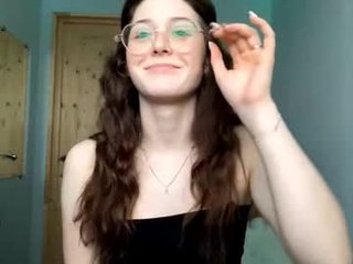 joanalkins cam babe with small tits offer their holes for hot live sex