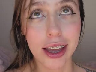 sofia_palacios_ cam girl loves deep blowjob in the chatroom