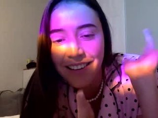 dearbunnylatina95 latina cam babe brings live sex to him online