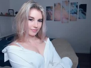 cassyhoward sex cam with a horny cute cam girl that's also incredibly naughty