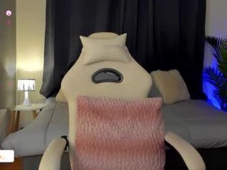 dakottaa__ latina cam babe brings live sex to him online