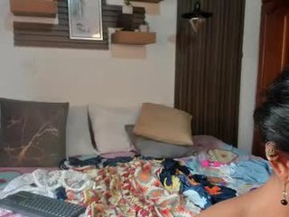 evaa_campbell big tits webcam milf pleasing her pussy in the bed