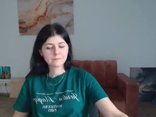 melisagollden big tits webcam milf pleasing her pussy in the bed