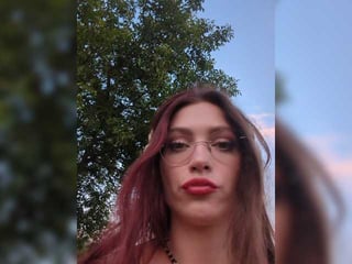 marseline32 brunette white cam babe wants her pussy stretched