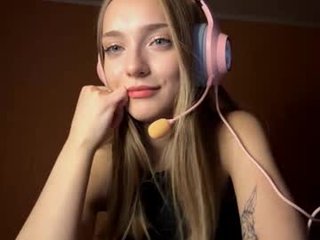 susyschuerholz cam babe with small tits offer their holes for hot live sex