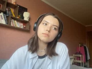frosted_bloom sex cam with a horny cute cam girl that's also incredibly naughty