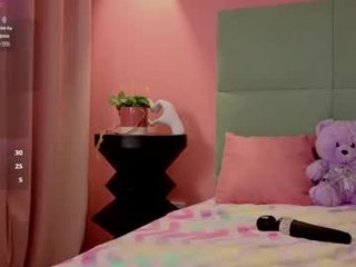 bella_stewarttt cam babe with small tits offer their holes for hot live sex