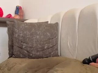 jade_amadoo cam milf plunges her fingers into her hairy pussy online