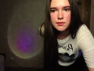 the_princese cam babe with small tits offer their holes for hot live sex