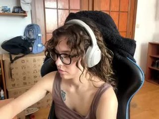 faintpeach cam babe with small tits offer their holes for hot live sex