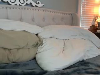 nipple_minaj big tits webcam milf pleasing her pussy in the bed