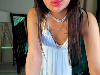 veloraluxe brunette cam girl sucks dick online