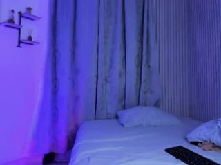 raiderandroxie1 cam babe demonstrating their squirt experience in a sexy and sensual manner