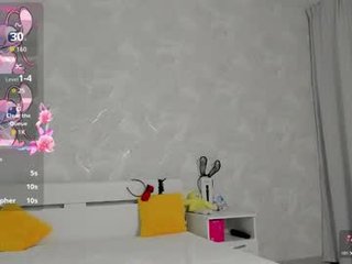 rueliya cam babe with small tits offer their holes for hot live sex