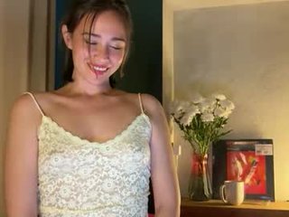 hannahinto cam babe with small tits offer their holes for hot live sex