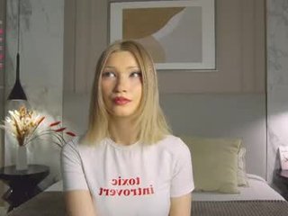 carolreeves english cam girl show his beauty legs online