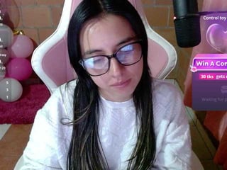 maggie-fox latina cam babe brings live sex to him online