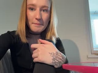 trinhteitsworth teen cam babe wants to be fucked online as hard as possible