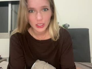 bellabloomx teen cam babe wants to be fucked online as hard as possible