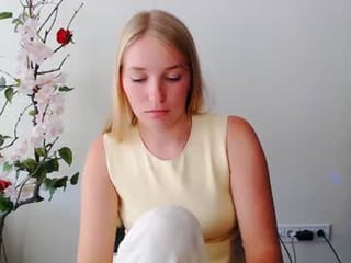 _snow_queen__ teen cam babe wants to be fucked online as hard as possible