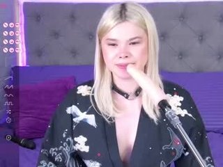 tweety_pie_ cam girl with big tits gets deep penetration from fuck mashine