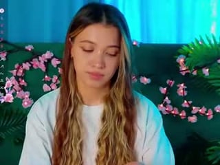 aliviafarrell cute teen cam girl loves fucked in the ass online