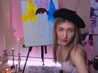 delcieodoherty cam babe with small tits offer their holes for hot live sex