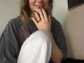 sweetcme small tits fetish in the chatroom