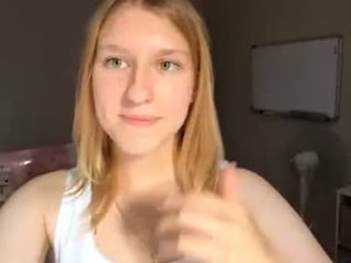 goldaalderson cam babe with small tits offer their holes for hot live sex