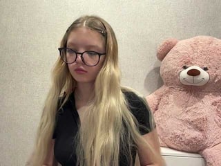 ardellapeetoom teen cam babe wants to be fucked online as hard as possible