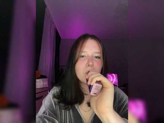 linberglin teen cam girl wants to give you a gift hairy online