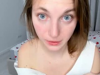 margheritaschultens cam babe with small tits offer their holes for hot live sex