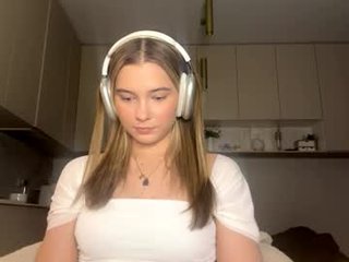 lourapimenta teen cam babe wants to be fucked online as hard as possible