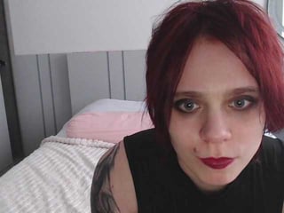 red-roxyfoxy depraved brunette cam girl presents her pussy sodomized