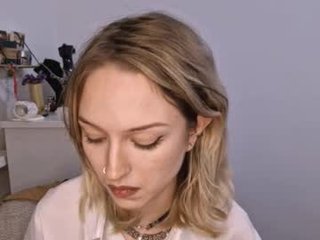 lezlielowe cam babe with small tits offer their holes for hot live sex