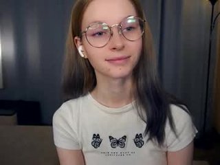 leolakorner sex cam with a horny cute cam girl that's also incredibly naughty