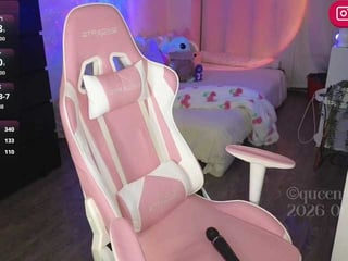 queenxlexy depraved blonde cam girl presents her pussy drilled