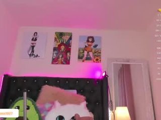 superheroxx cam girl with big tits gets deep penetration from fuck mashine