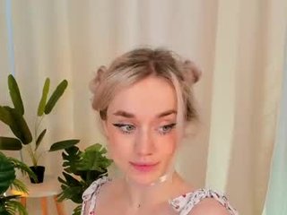 fancyamelia cam babe with small tits offer their holes for hot live sex