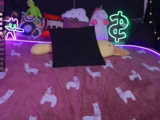 minx_girll cam babe with small tits offer their holes for hot live sex